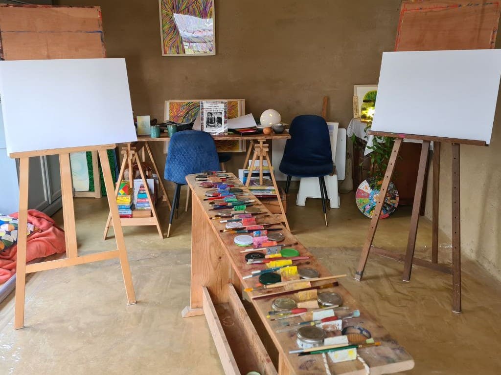 Atelier créatif guidé pendant les vacances à Rennes : enfants, ados et adultes pratiquent peinture, écriture et modelage dans un lieu calme et ressourçant.